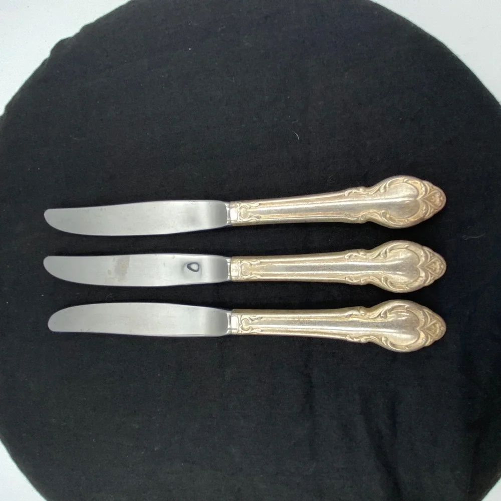 Vintage 6.25in Dinner Knives 3pc Silver Gold Ornate Scroll Flatware Replacement